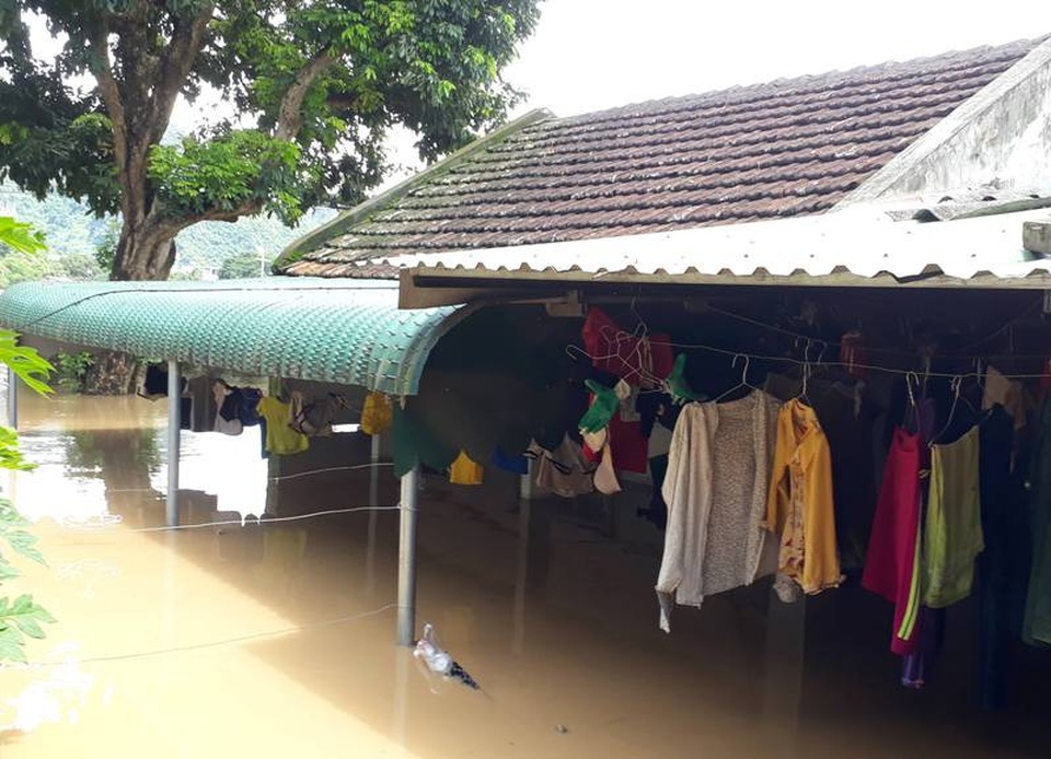 Hàng chục nghìn người dân sơ tán chạy lũ, 3 người mất tích - 6 Nhiều nơi nước ngập lên nửa nhà dân