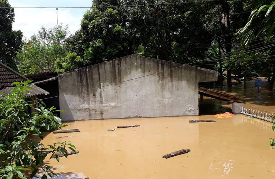 Hàng chục nghìn người dân sơ tán chạy lũ, 3 người mất tích - 14 Nước nhấn chìm nhà dân