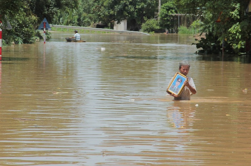 Hàng chục nghìn người dân sơ tán chạy lũ, 3 người mất tích - 7
Người dân xã Cẩm Vân (Cẩm Thủy) chạy lũ.
