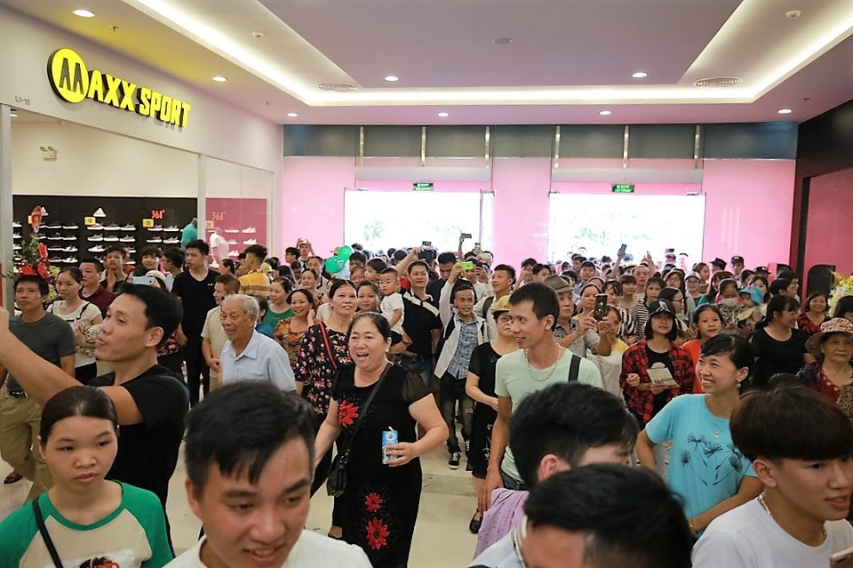 Vincom ghi dấu ấn mới tại Lạng Sơn và Bắc Ninh dịp Quốc khánh - 3
Hàng nghìn người dân Bắc Ninh háo hức trải nghiệm Vincom Plaza Lý Thái Tổ ngay sau giờ khai trương