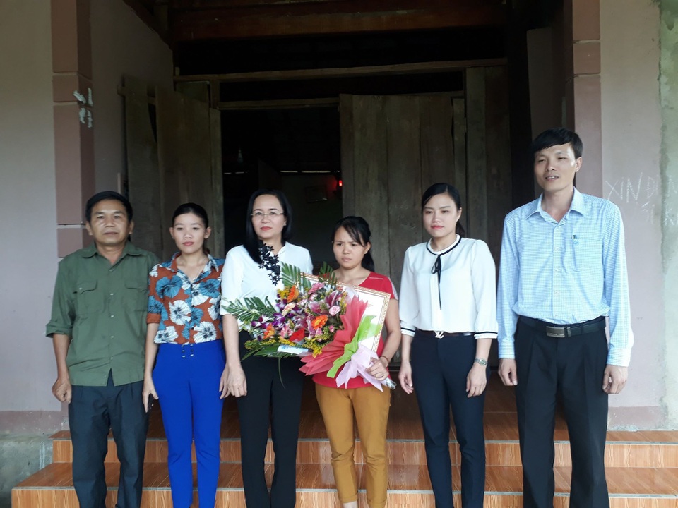Tặng Bằng khen cho người phụ nữ nghèo trả lại 26 triệu đồng - 2 Lãnh đạo Hội LHPN tỉnh trao tặng Bằng khen cho chị Mai (Ảnh: Thúy Hằng)