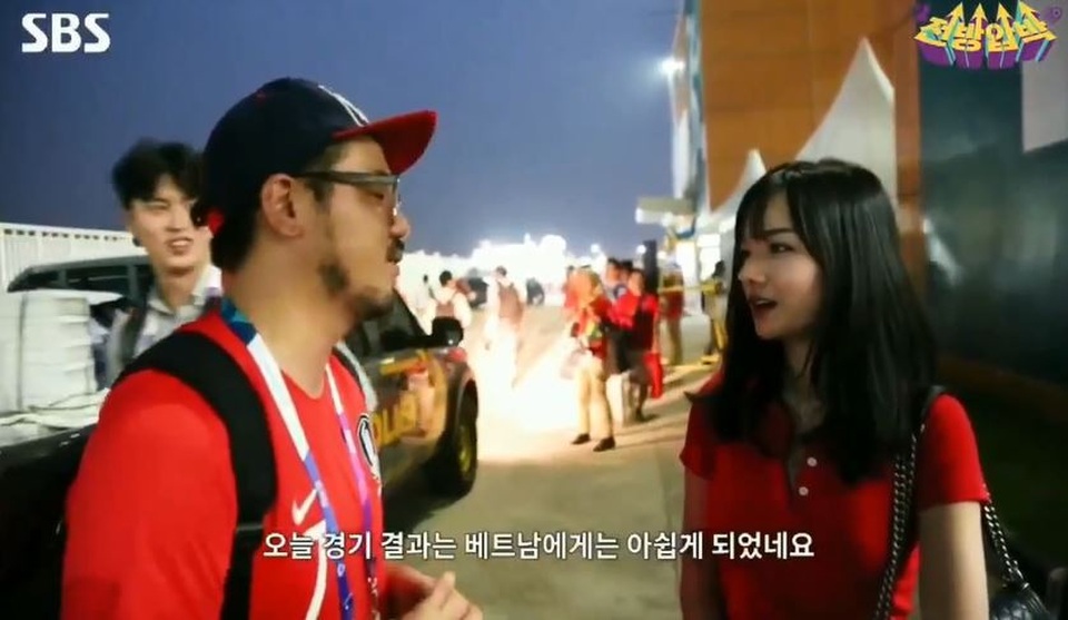 Nữ cổ động viên Việt gây sốt vì ngoại hình xinh xắn khi trả lời đài Hàn Quốc - 1
Cô gái Việt Nam nhận nhiều lời khen ngợi nhờ nhan sắc xinh đẹp cùng khả năng nói tiếng anh lưu loát.