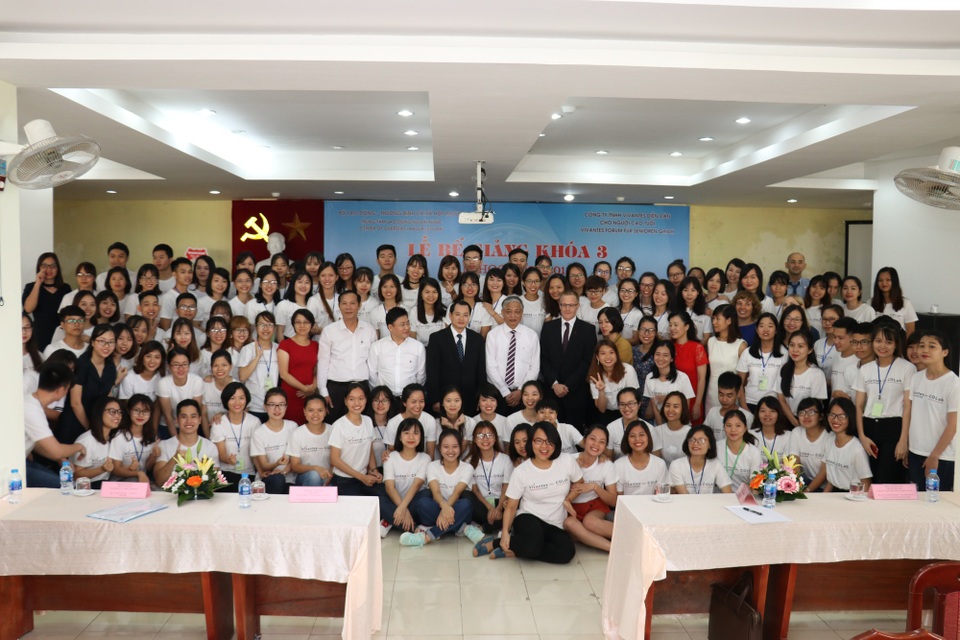 Bế giảng khoá đào tạo tiếng Đức cho 110 học viên ngành điều dưỡng tại CHLB Đức - 1
Các học viên chụp ảnh lưu niệm.