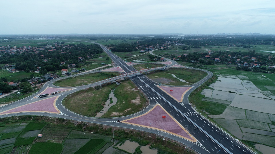 Ngắm cầu 7.000 tỉ và cao tốc Hạ Long - Hải Phòng trước ngày thông xe - 2 Các nút giao đầu tuyến, cuối tuyến cũng đã hoàn thiện
