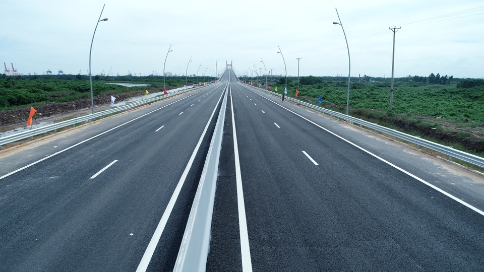 Ngắm cầu 7.000 tỉ và cao tốc Hạ Long - Hải Phòng trước ngày thông xe - 7 Hệ thống đèn chiếu sáng đã sẵn sàng