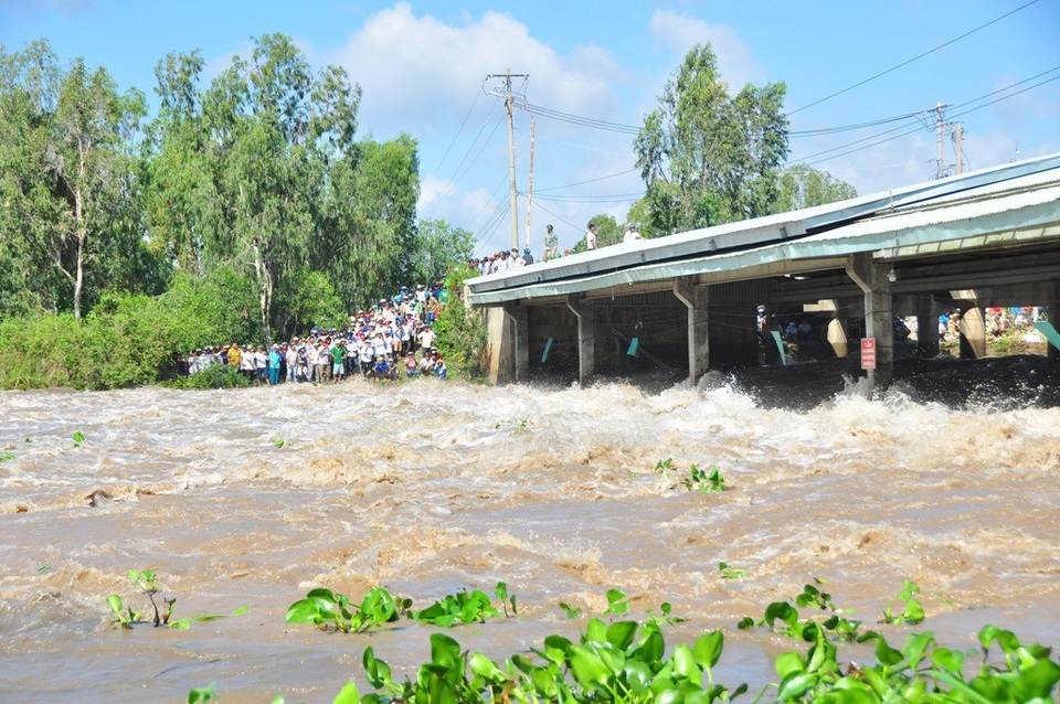 Xả lũ 2 đập vùng tứ giác Long Xuyên, hàng trăm người ngóng từ sáng sớm - 1 Vào 9h và 10h sáng nay, Sở NN&PTNT An Giang chính thức xả đập Tha La và Trà Sư