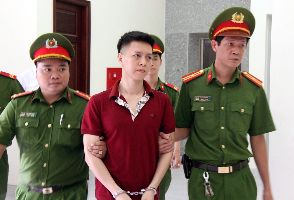 Bạo hành con trai 10 tuổi, bố đẻ mẹ kế rơi nước mắt khi nhận án tù - 3 Trần Hoài Nam thừa nhận hành vi hành hạ con đẻ.