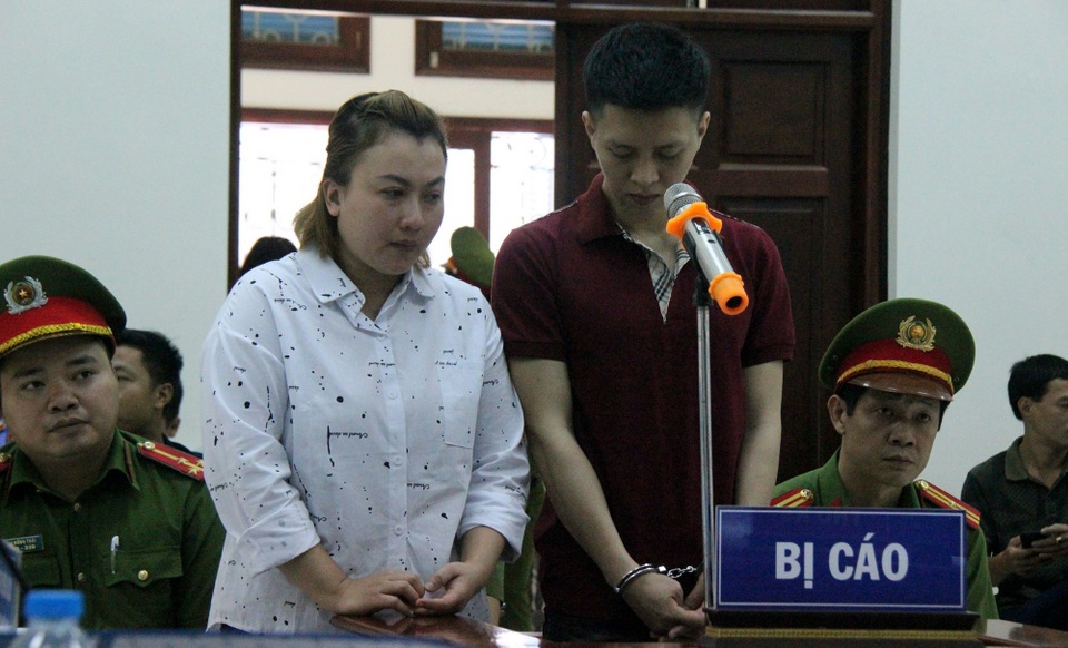 Bạo hành con trai 10 tuổi, bố đẻ mẹ kế rơi nước mắt khi nhận án tù - 2 Hai bị cáo tại tòa sơ thẩm.