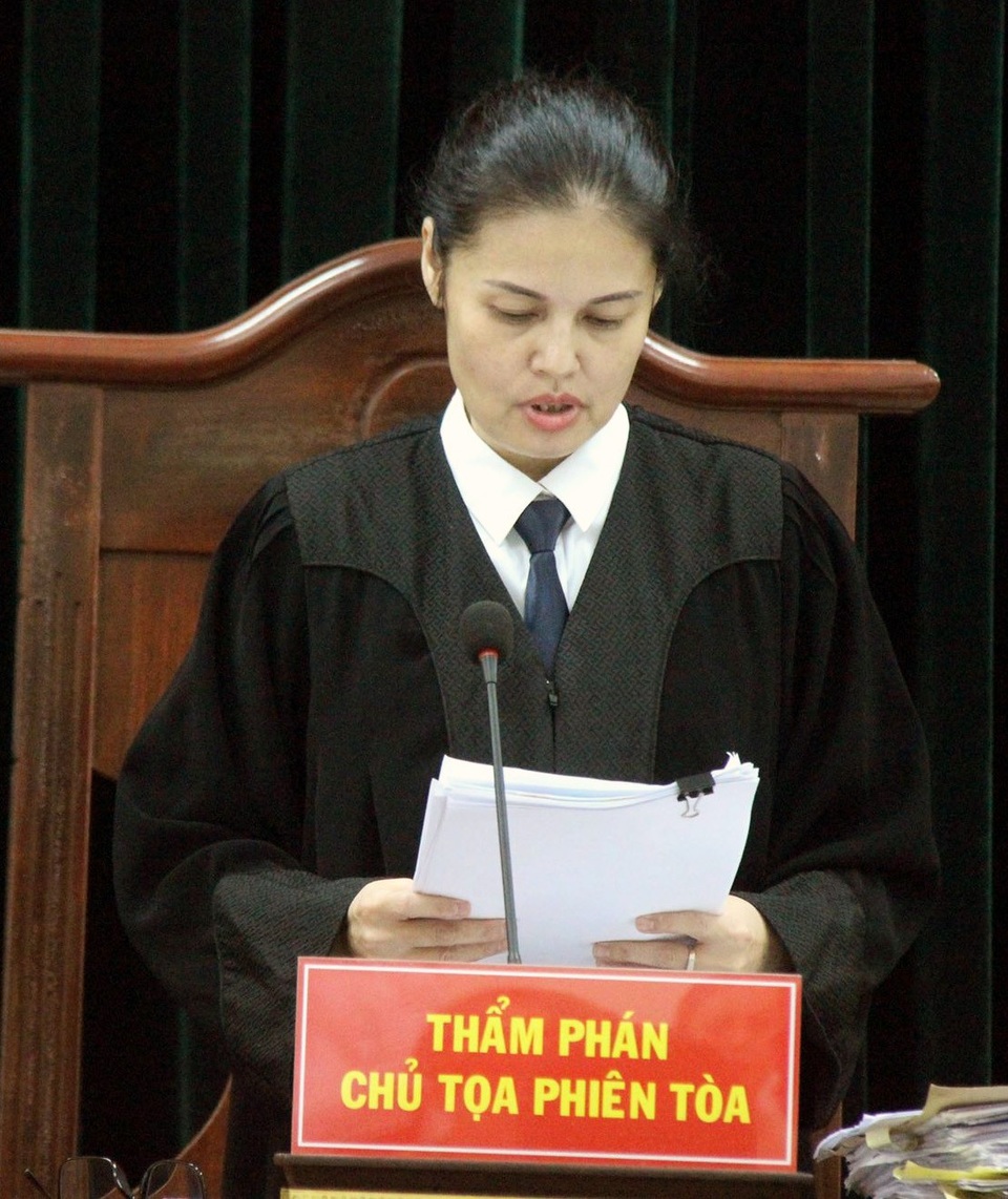 Bạo hành con trai 10 tuổi, bố đẻ mẹ kế rơi nước mắt khi nhận án tù - 1 Tòa tuyên án chiều 31/8.