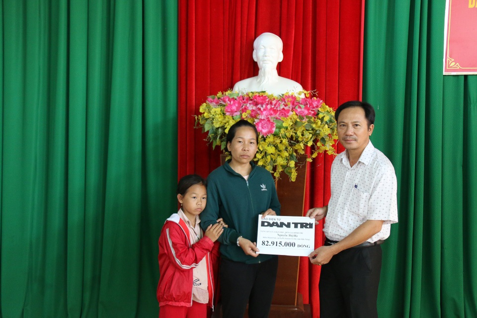 Trao gần 83 triệu đồng đến bé gái chờ chết vì mắc ung thư - 1 Đại diện chính quyền địa phương trao quà bạn đọc Dân trí tới gia đình chị Hà
