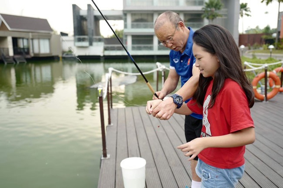 Cô bé được HLV Park Hang Seo dạy câu cá là ai? - 1