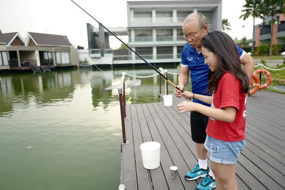 Cô bé được HLV Park Hang Seo hướng dẫn câu cá đang thu hút sự chú ý của cư dân mạng.