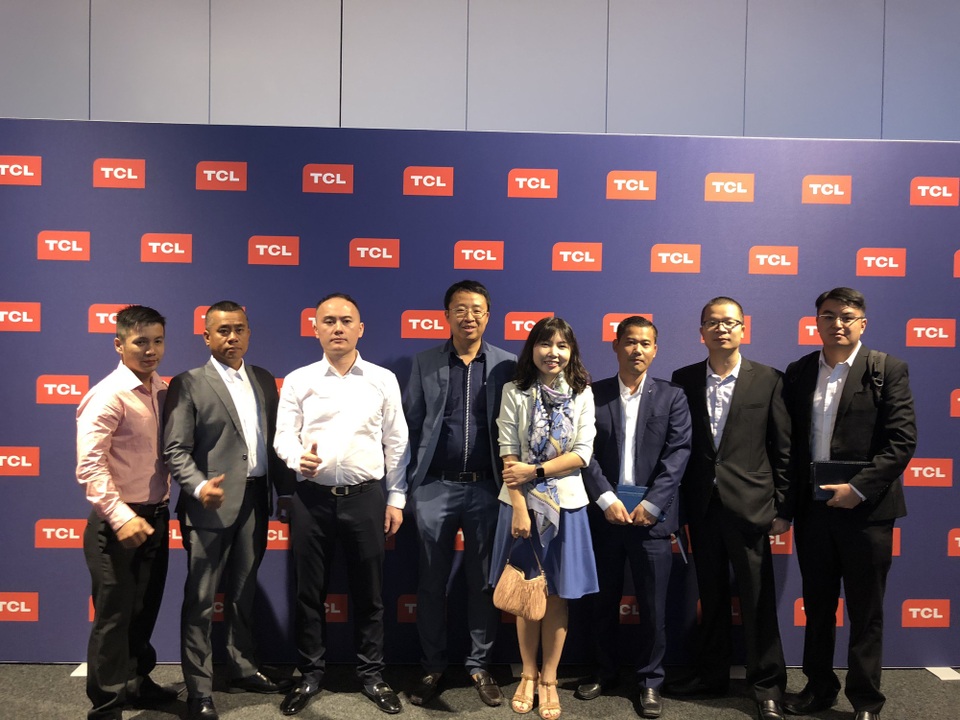 TCL công bố kế hoạch mở rộng các sản phẩm TV AI tại IFA 2018 - 4
Đại diện TCL VN và khách hàng tham quan IFA 2018