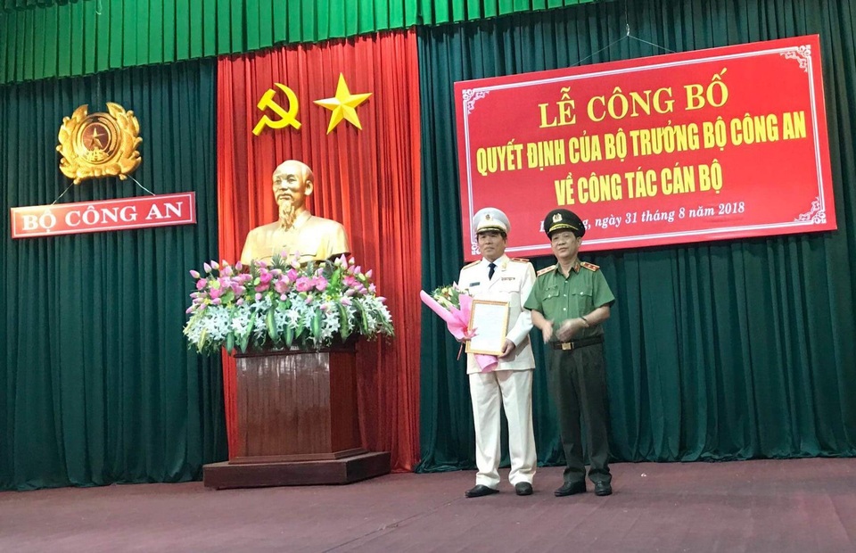 Cục trưởng Cục tham mưu cảnh sát làm Giám đốc Công an Đà Nẵng - 1 Đại diện lãnh đạo Bộ Công an trao quyết định bổ nhiệm Thiếu tướng Vũ Xuân Viên giữ chức Giám đốc Công an TP Đà Nẵng