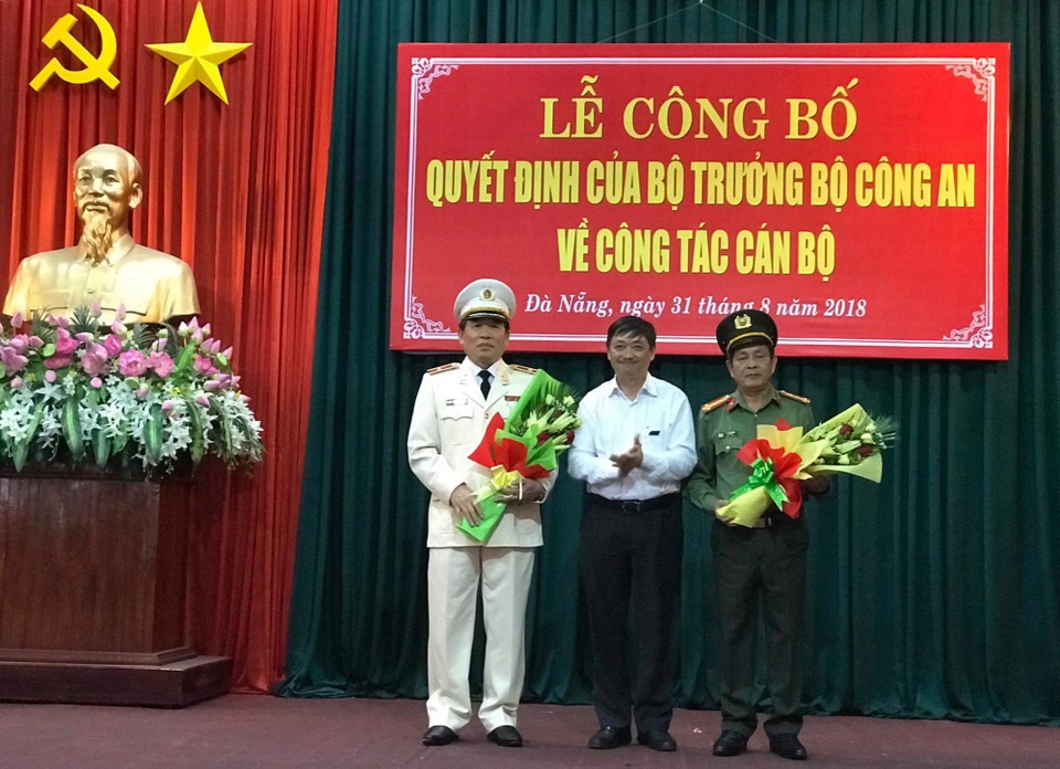 Cục trưởng Cục tham mưu cảnh sát làm Giám đốc Công an Đà Nẵng - 3
Thiếu tướng Vũ Xuân Viên (bìa trái) làm Giám đốc Công an TP Đà Nẵng thay Đại tá Lê Văn Tam (bìa phải) đang chờ nghỉ hưu