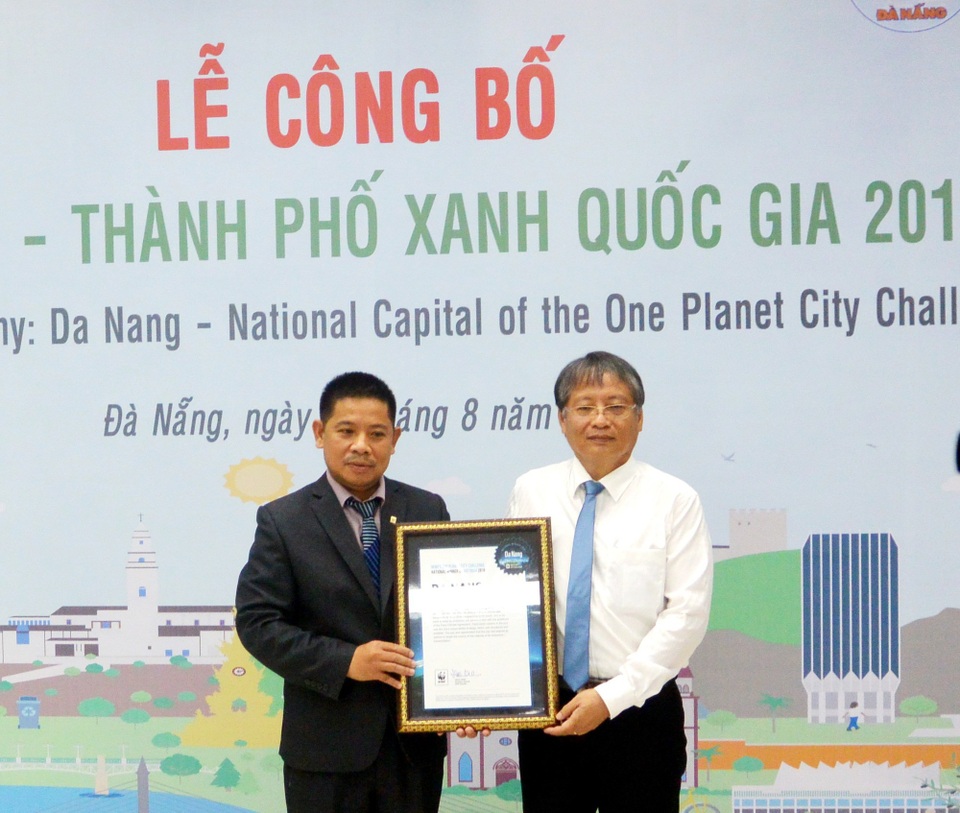 Đà Nẵng có cơ hội trở thành Thành phố Xanh quốc tế 2018 - 1 WWF trao bằng chứng nhận TP Xanh quốc gia của Việt Nam 2018 đến đại diện lãnh đạo chính quyền TP Đà Nẵng