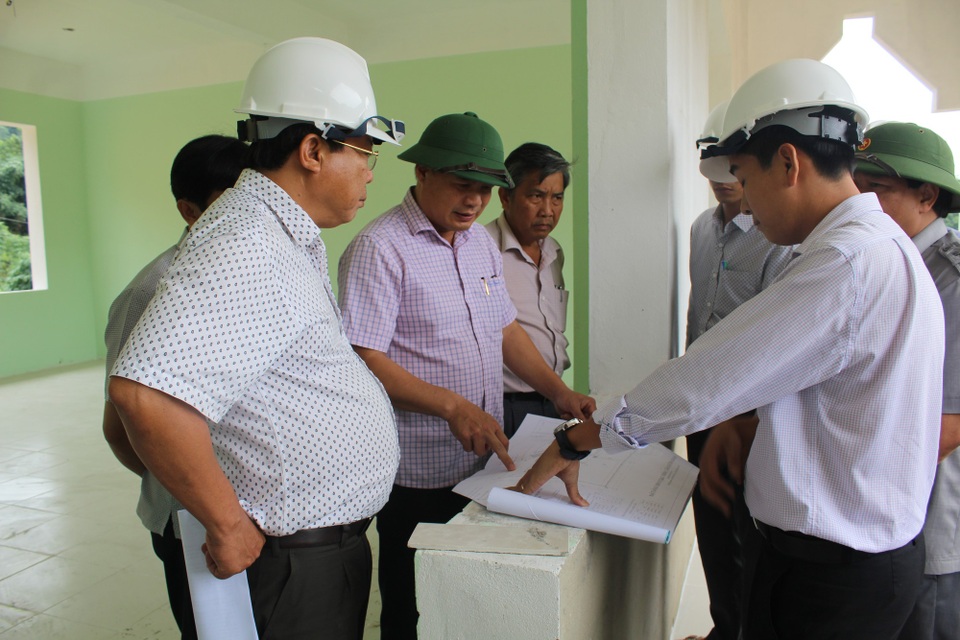 Vùng cao Quảng Nam sẵn sàng cho năm học mới - 2 Lãnh đạo tỉnh đi kiểm tra công trình trường THPT Võ Chí Công