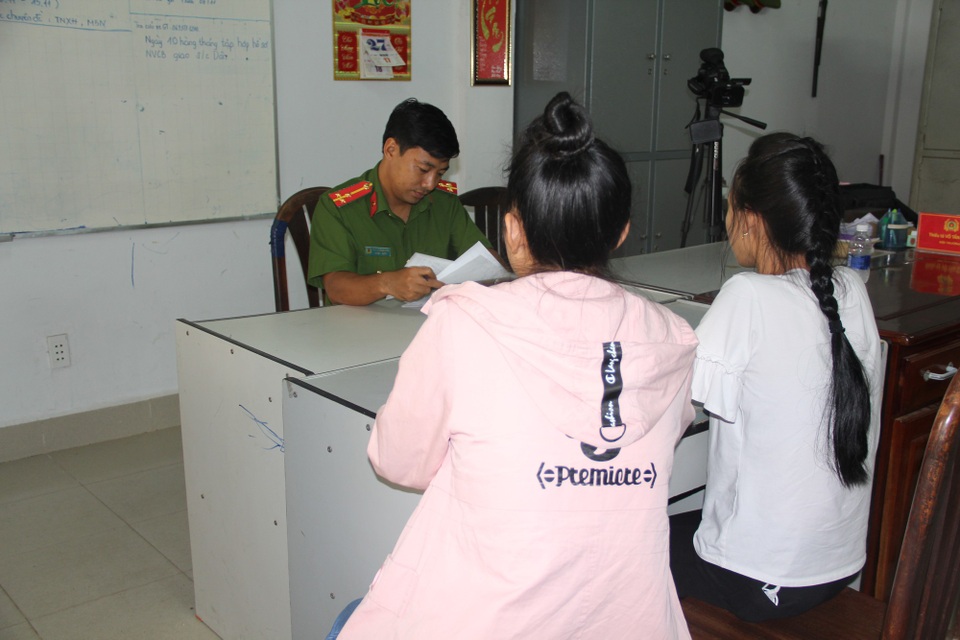 2 thiếu nữ “vỡ mộng” lấy chồng Trung Quốc, tìm đường trốn về Việt Nam - 1 2 nạn nhân được tổ chức hỗ trợ trẻ em bàn giao cho Công an Tây Ninh