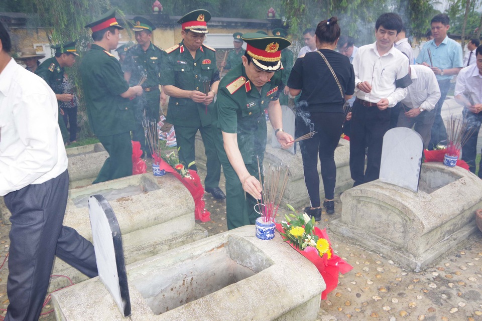 Nữ quản trang gần 30 năm vừa chăm sóc phần mộ vừa "trò chuyện" với các liệt sĩ - 3 Mỗi năm có rất nhiều phần mộ mới được cất bốc về nhưng bà Nội vẫn nhớ hết tên tuổi, quê quán từng liệt sĩ.