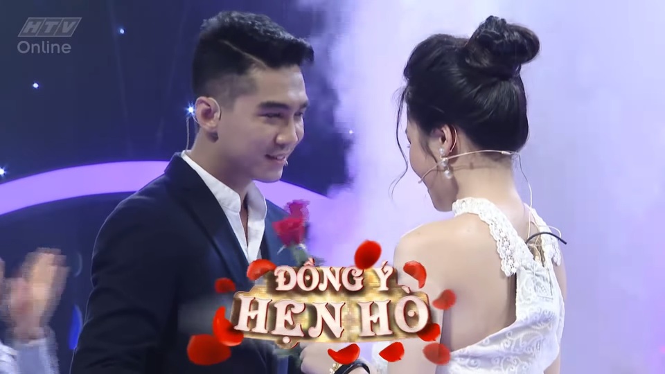 Mặc dù không khẳng định rằng chuyện yêu nhau nhưng hot girl Trâm Anh lại bị khán giả chỉ trích lợi dụng tên tuổi của Pew Pew để nổi tiếng, thậm chí có tin đồn dù có bạn trai đại gia nhưng cô vẫn giả tạo để xây dựng câu chuyện tình với Pew Pew trên sóng truyền hình. Rất nhiều người hâm hộ Pew Pew đã vào Facebook của Trâm Anh và tấn công cô bằng những lời bình luận khiếm nhã. (Ảnh: cắt từ clip).