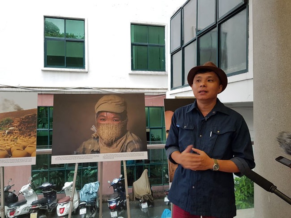 Phóng viên ảnh Lê Bích chia sẻ tại buổi khai mạc triển lãm chiều ngày 30/8 tại Bảo tàng Phụ nữ Việt Nam. (Ảnh: Nguyễn Hằng)