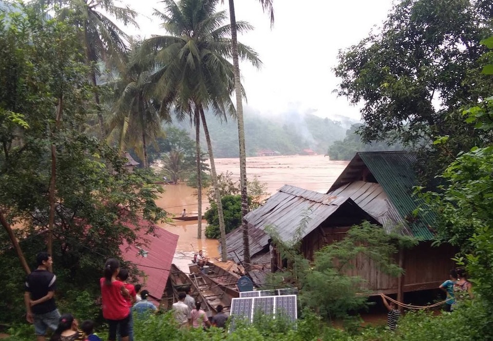
Người dân bỏ nhà chạy lên khu vực cao tránh lũ.
