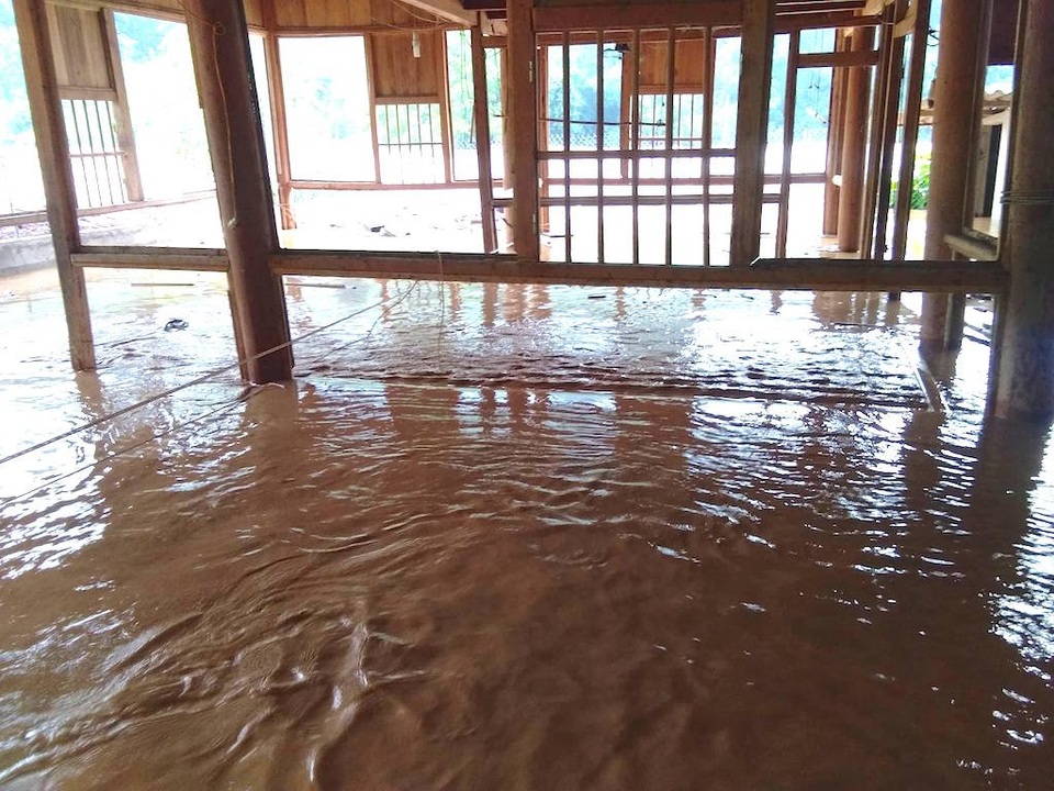 Nước ngập ngang nóc nhà, dân nháo nhác di tản - 6