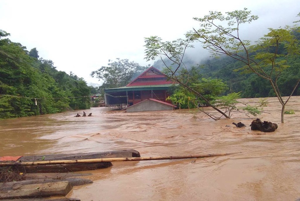 Nước ngập ngang nóc nhà, dân nháo nhác di tản - 8