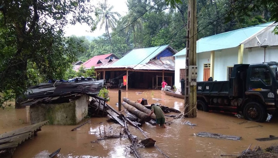 Nước ngập ngang nóc nhà, dân nháo nhác di tản - 9