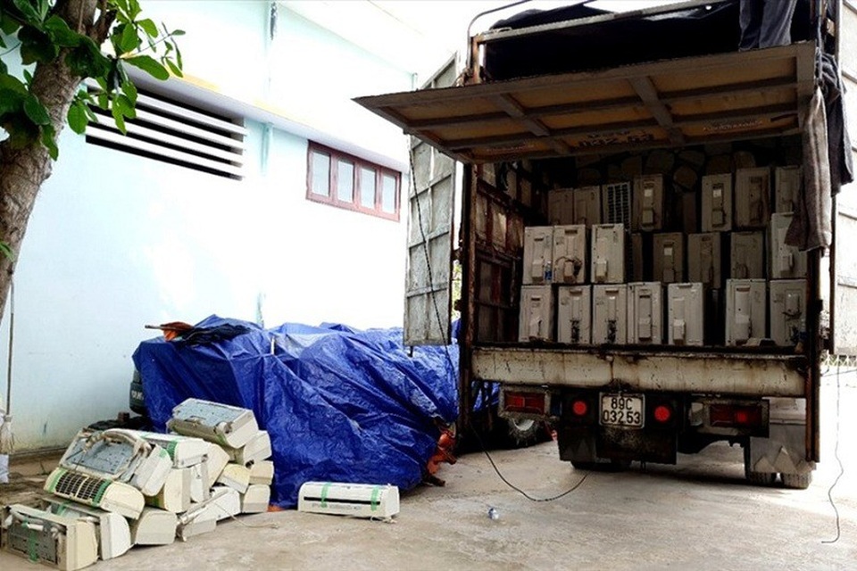 Bắt giữ lô hàng trị giá gần nửa tỷ đồng, không rõ nguồn gốc, xuất xứ - 1 Chiếc xe tải và hàng hóa bị bắt giữ