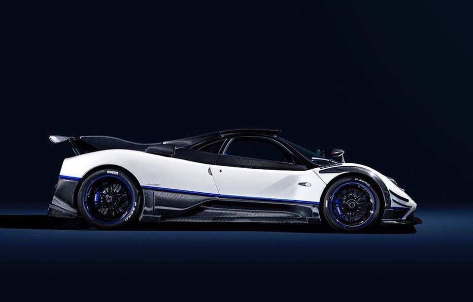 Chiếc Pagani Zonda Riviera độc nhất vô nhị dầm mưa ở London - 2 Chiếc Pagani Zonda Riviera độc nhất vô nhị dầm mưa ở London - 2