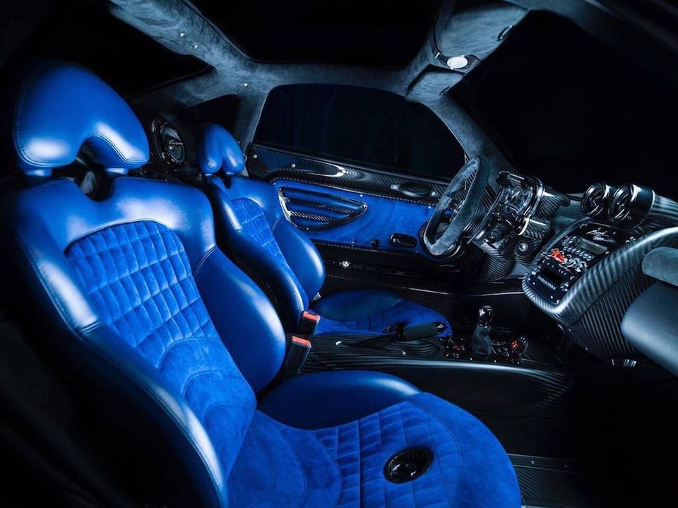 Chiếc Pagani Zonda Riviera độc nhất vô nhị dầm mưa ở London - 4 Chiếc Pagani Zonda Riviera độc nhất vô nhị dầm mưa ở London - 4