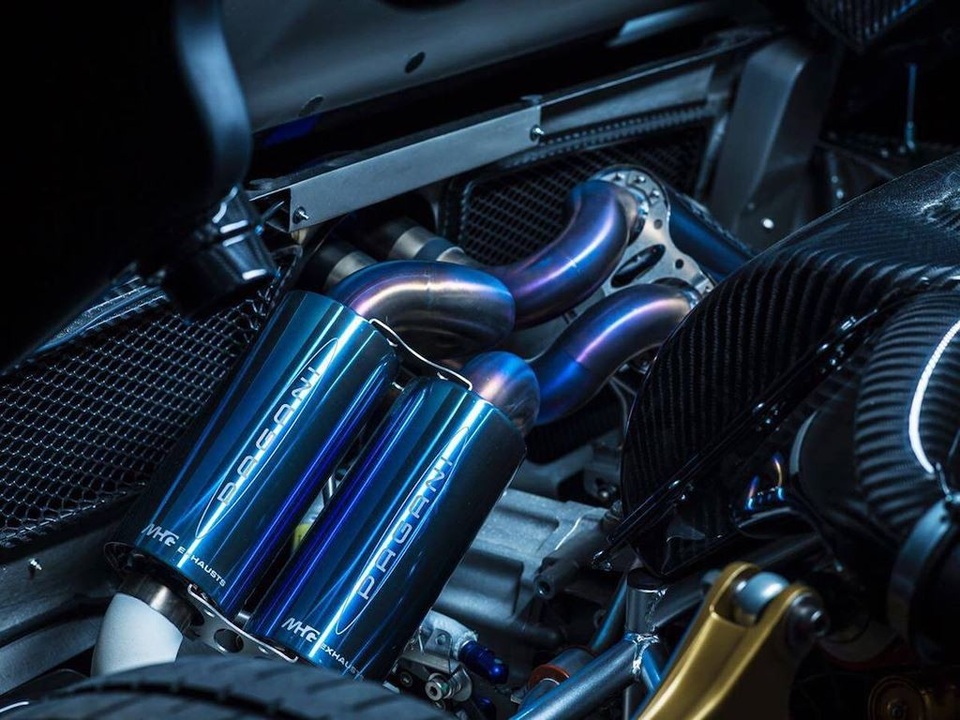 Chiếc Pagani Zonda Riviera độc nhất vô nhị dầm mưa ở London - 5 Chiếc Pagani Zonda Riviera độc nhất vô nhị dầm mưa ở London - 5