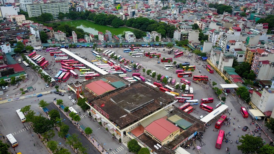 
Chiều 31/8, hàng trăm xe khách liên tỉnh đã túc trực ở bến xe Giáp Bát (Hà Nội) sẵn sàng đón dòng người rời Thủ đô về quê trong dịp nghỉ lễ 2/9.
