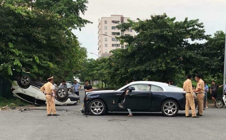 Tâm sự của chủ xe CR-V sau cú đâm lật nhào với xế sang Rolls-Royce Wraith - 1
Cảnh sát có mặt tại hiện trường vụ tai nạn