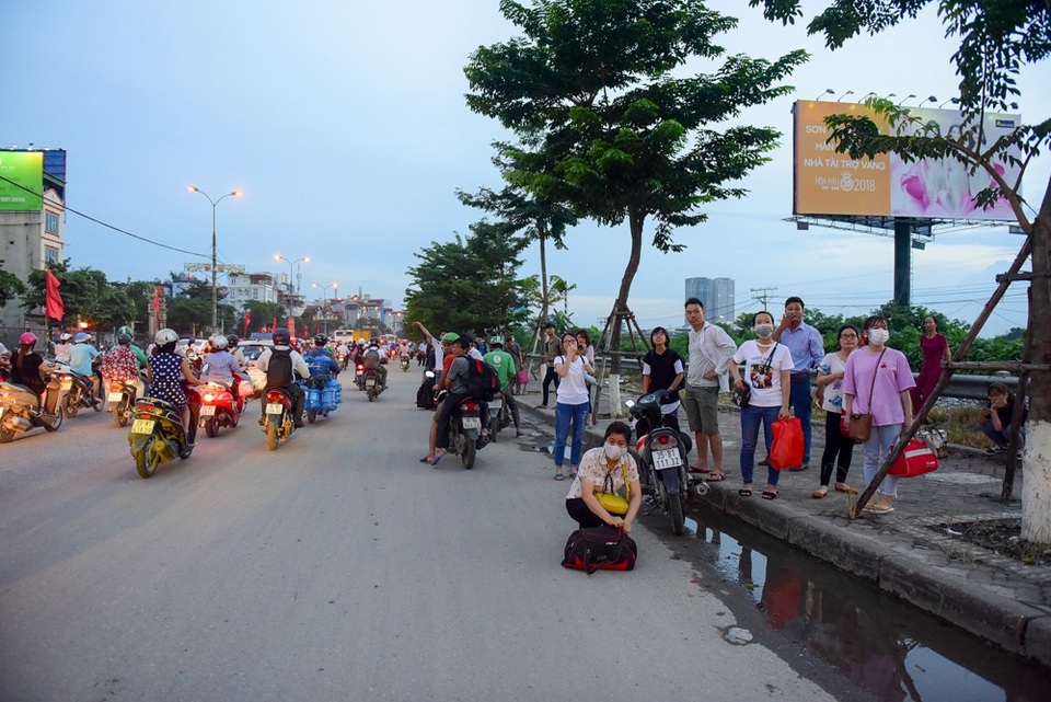 Nhiều người đứng bắt xe tại mặt đường giải phóng.