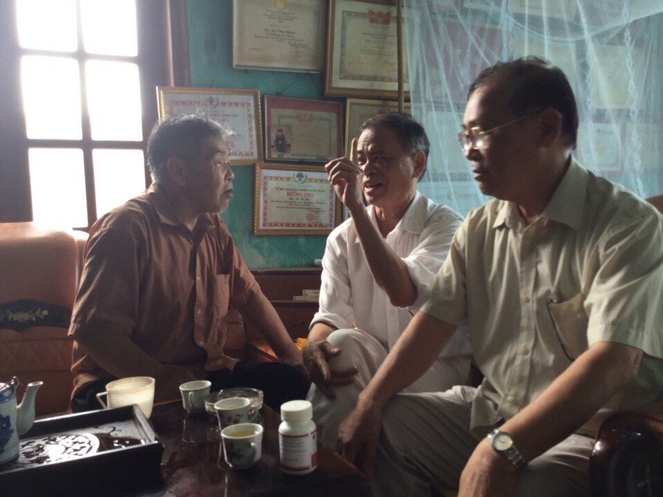 Hành trình giúp hàng ngàn người thoát Viêm Đại Tràng của bác sĩ người Mán - 2 (Hình ảnh nhà giáo La Văn Ngâm và tác giả)