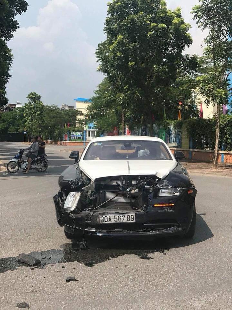 Tâm sự của chủ xe CR-V sau cú đâm lật nhào với xế sang Rolls-Royce Wraith - 3
Phần đầu siêu xe Rolls-Royce bị biến dạng sau tai nạn.
