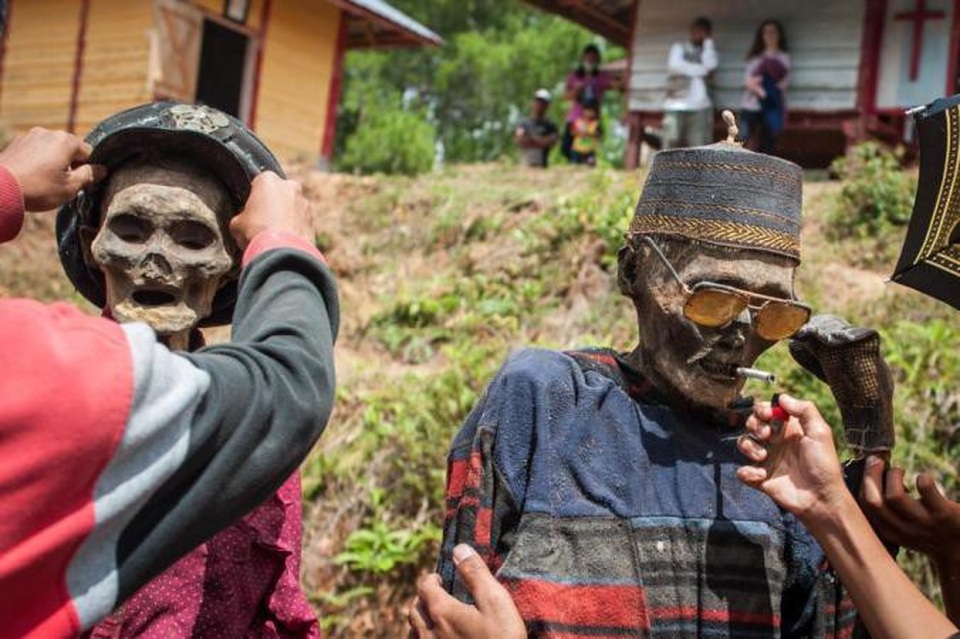 Xem xác chết diễu hành ở Indonesia - 4 Những zombie được cho đội mũ, hút thuốc, đeo kính