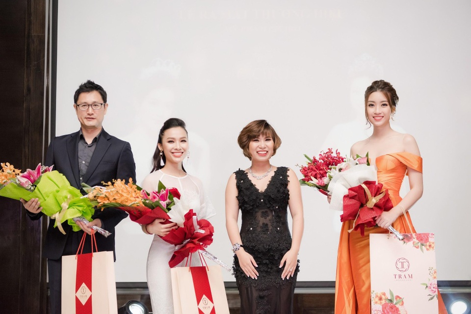 Doanh nhân Trâm Tạ: Đầu tư hàng triệu đô vẫn không thấy mạo hiểm - 4
CEO Trâm Tạ và đối tác Hàn Quốc hợp tác phát triển thương hiệu mỹ phẩm với sự đồng hành của Hoa Hậu Đỗ Mỹ Linh