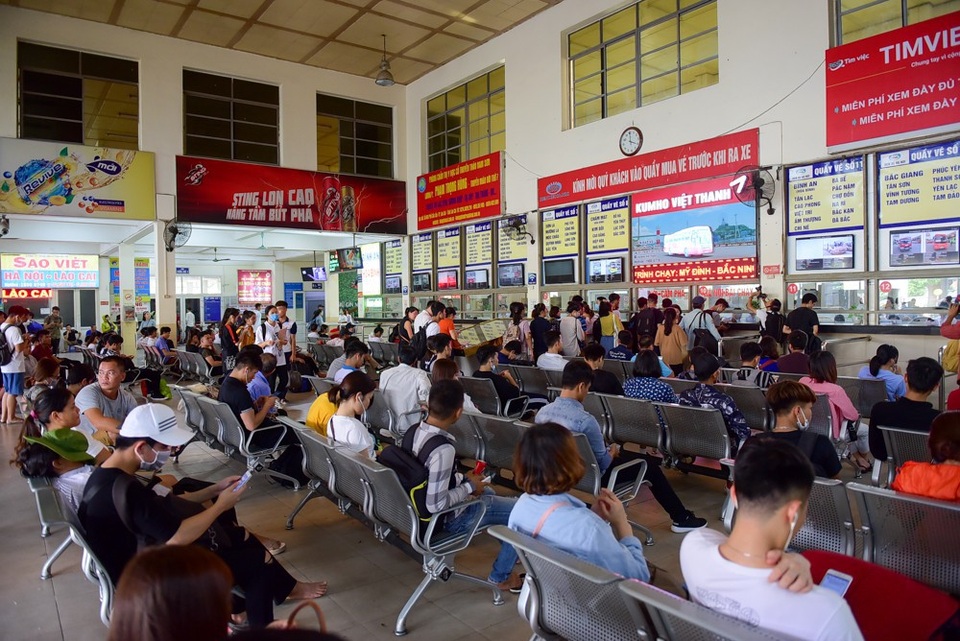 Theo ghi nhận của PV Dân Trí, tại bến xe Mỹ Đình lượng hành khách càng về chiều lượng khách càng tăng cao.