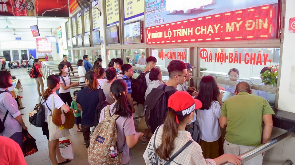 Tại một số gian hàng bán vé hành khách phải xếp hàng chờ tới lượt mình mua vé.