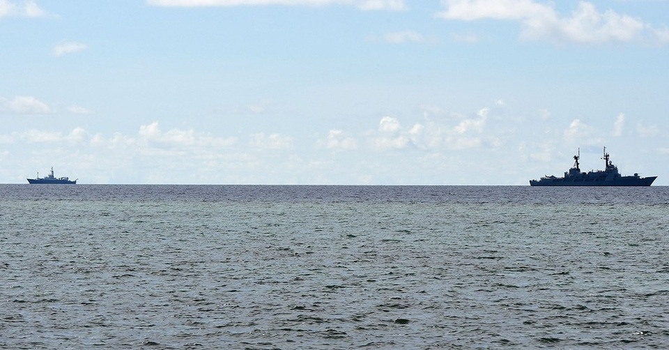 Tàu chiến Philippines mắc cạn gần bãi đá ở Trường Sa - 1
Tàu BRP Del Pilar của Hải quân Philippines -phải (Ảnh: AFP)