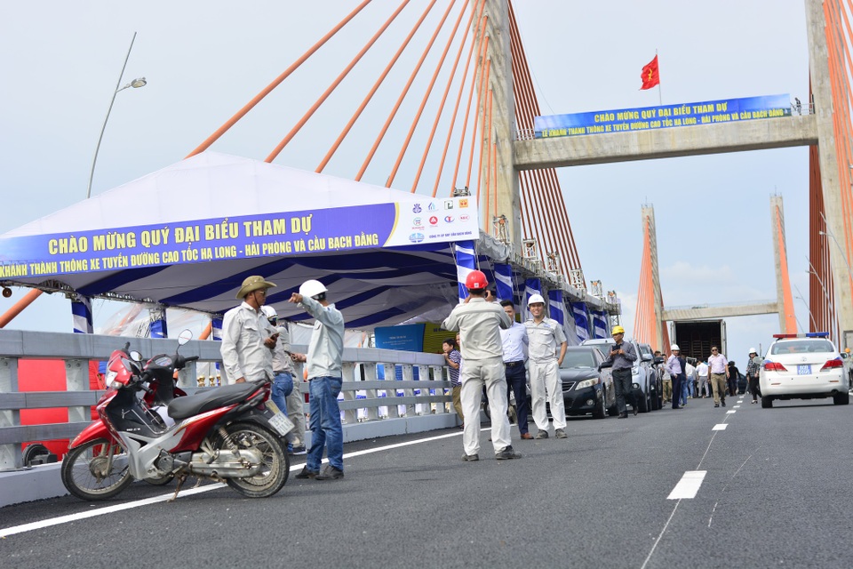 Ngắm cầu 7.000 tỉ và cao tốc Hạ Long - Hải Phòng trước ngày thông xe - 12 Chuẩn bị cho lễ thông xe vào ngày mai (1/9)
