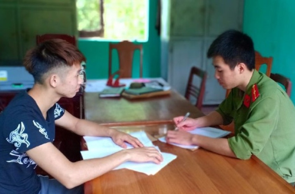 Triệu tập 2 đối tượng tung tin vỡ đập thủy điện Trung Sơn - 1 Công an huyện Quan Hóa lấy lời khai của Hà Văn Mười