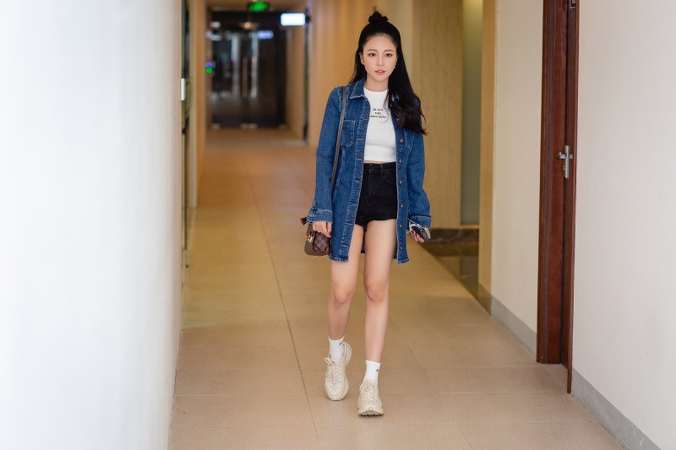 Nhớ đến khoảng thời gian ồn ào, Trâm Anh cho biết mình đã bị stress và đôi lúc hơi tự kỷ. Hot girl không muốn tham gia bất cứ hoạt động, sự kiện nào, thậm chí không dám ra đường nói chuyện với ai. Nhờ có sự giúp đỡ của gia đình, đặc biệt là mẹ, người đẹp 9X mới dần giải toả nỗi buồn.