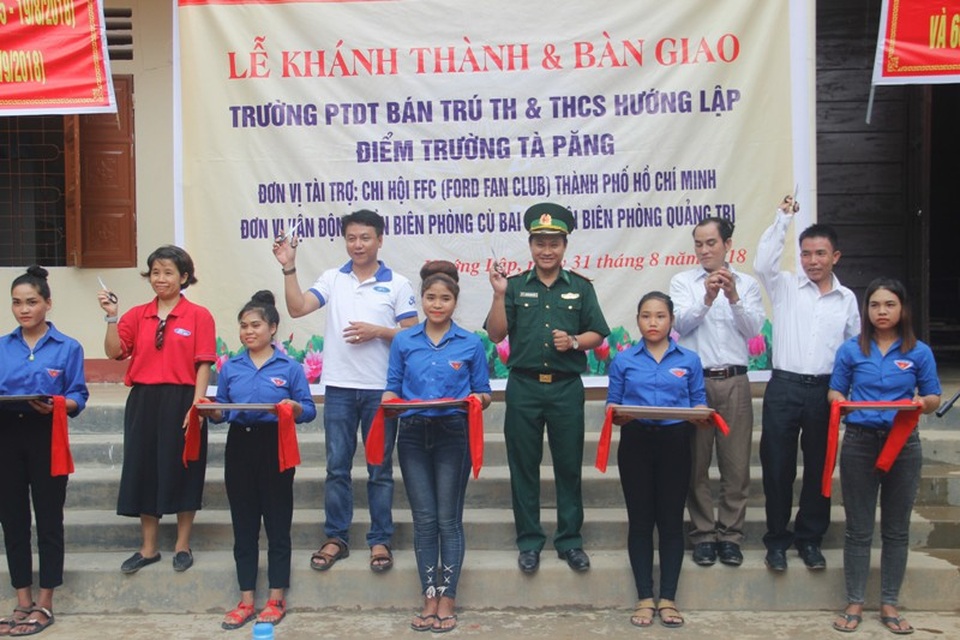 Khánh thành và bàn giao điểm trường miền núi trước năm học mới - 1
Lễ khánh thành và bàn giao điểm trường Tà Păng. Công trình có tổng mức đầu tư hơn 380 triệu đồng đã hoàn thành và đưa vào sử dụng