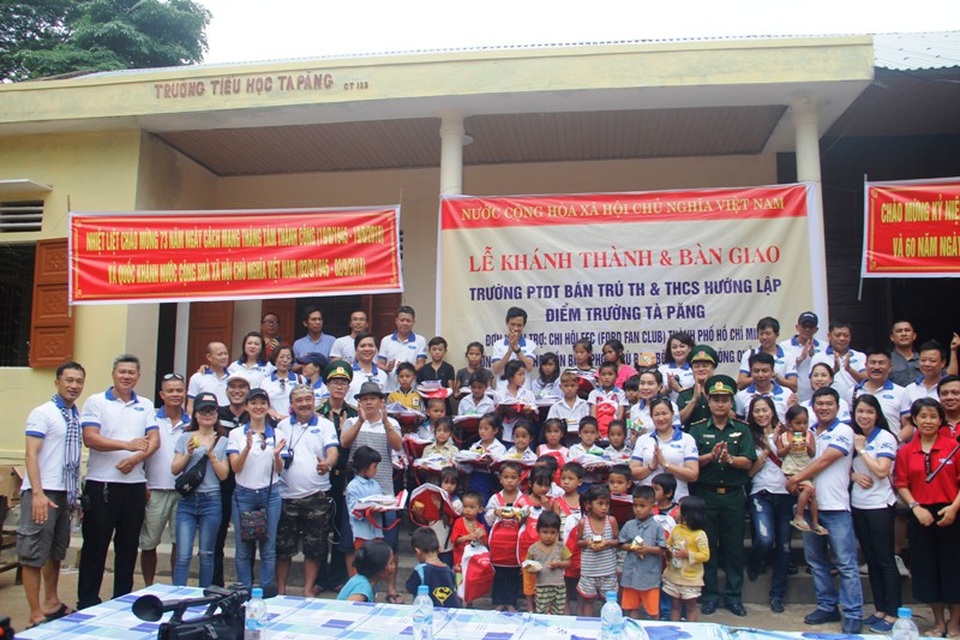 Khánh thành và bàn giao điểm trường miền núi trước năm học mới - 5
Các đơn vị tài trợ trao quà cho học sinh thôn A Xóc và thôn Tà Păng - nơi được xem là xa nhất, điều kiện vô cùng khó khăn