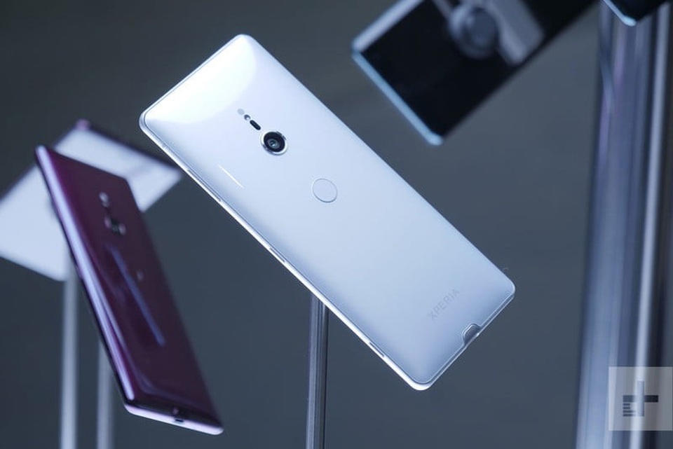 Sony trình làng Xperia XZ3 - Cấu hình mạnh, màn hình cong công nghệ OLED - 3 Mặt lưng chỉ được trang bị một camera, cùng cảm biến vân tay