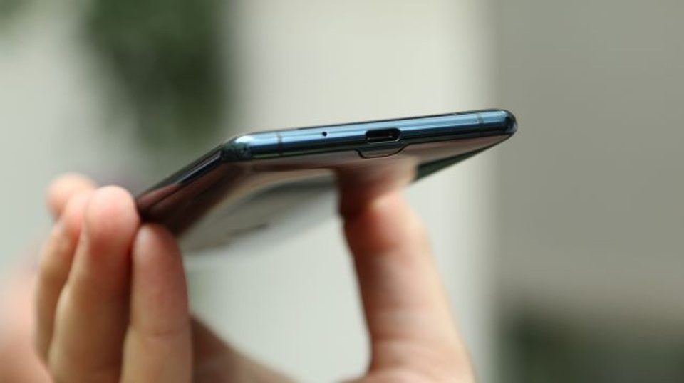 Sony trình làng Xperia XZ3 - Cấu hình mạnh, màn hình cong công nghệ OLED - 4 Cổng kết nối nằm ở cạnh dưới sản phẩm